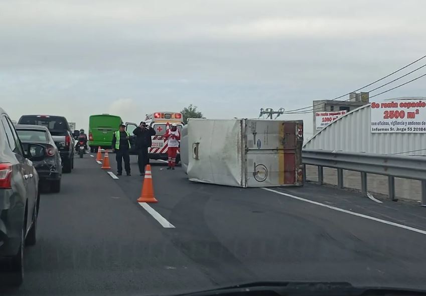 Por: Cortesía Accidente en el Circuito Mexiquense: tráiler volcado afecta tráfico en Tultepec