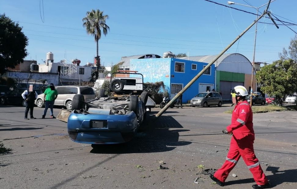 Por: Cortesía Volcadura en la colonia Héroes de Puebla deja sin luz a varios hogares