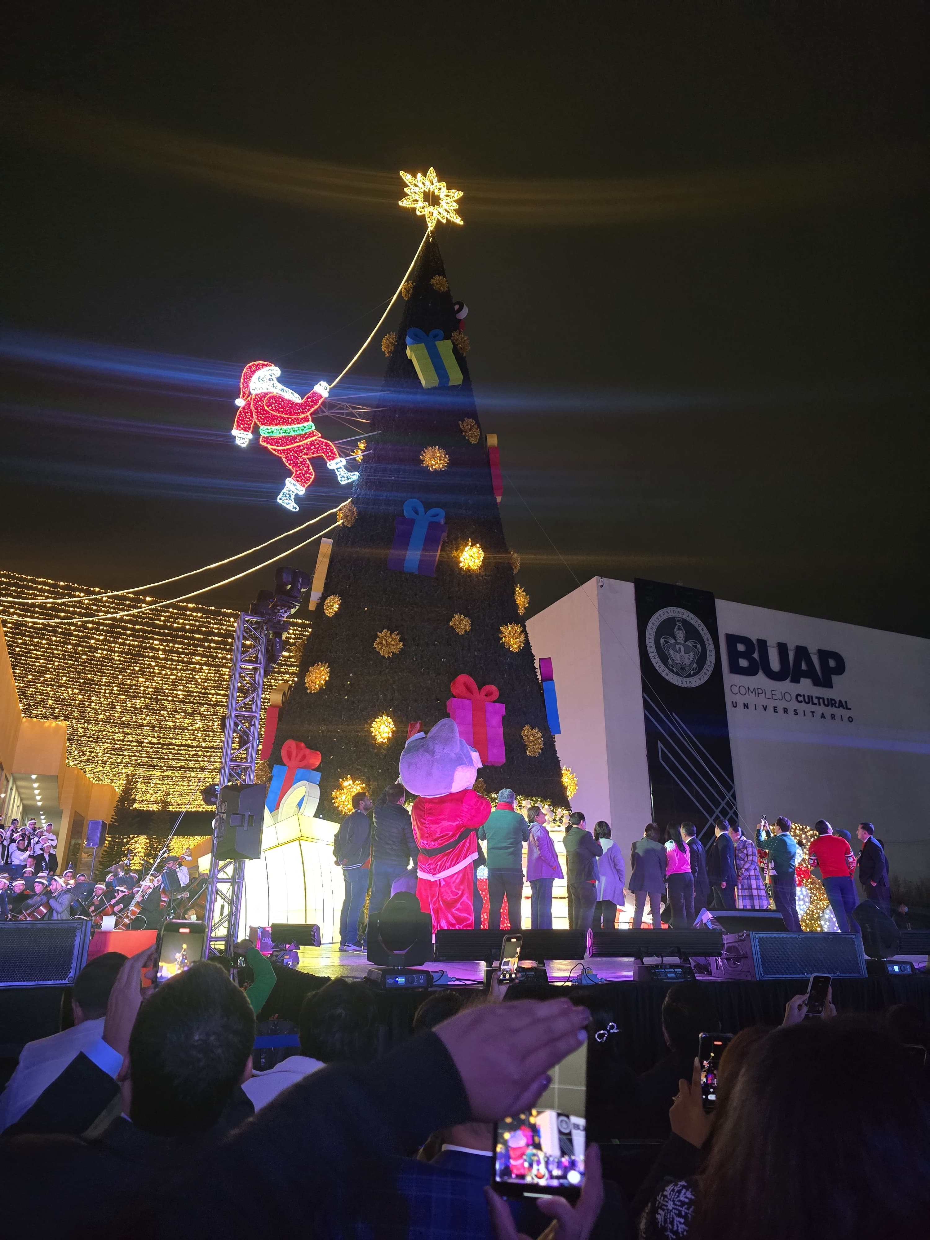 Por: Cortesía BUAP da inicio a la Navidad con encendido del árbol y espectáculo de drones