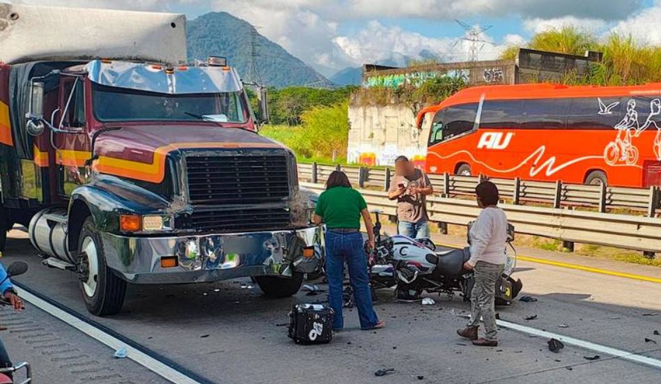 Por: Cortesía Choque múltiple en autopista Puebla-Veracruz paraliza tráfico y deja heridos