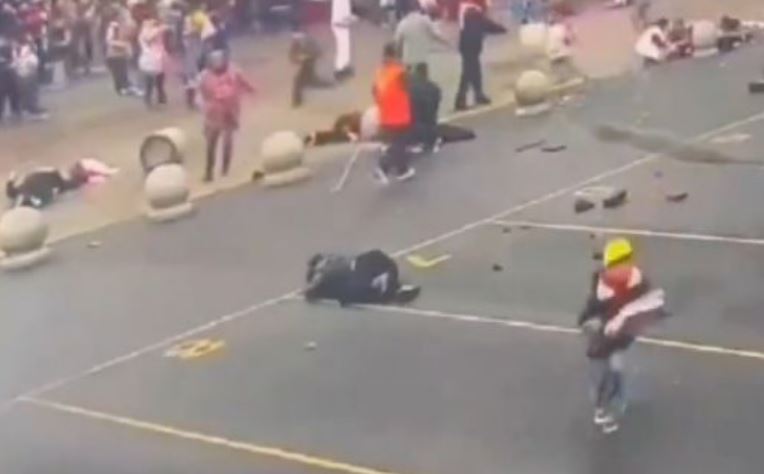 Por: Cortesía Automovilista atropella a niños en escuela y regresa para más víctimas