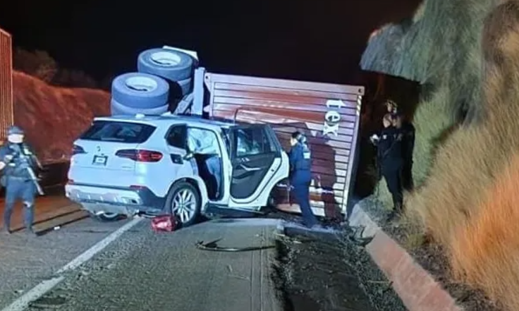 Por: Cortesía Tráiler vuelca y aplasta vehículo dejando cuatro fallecidos en Michoacán