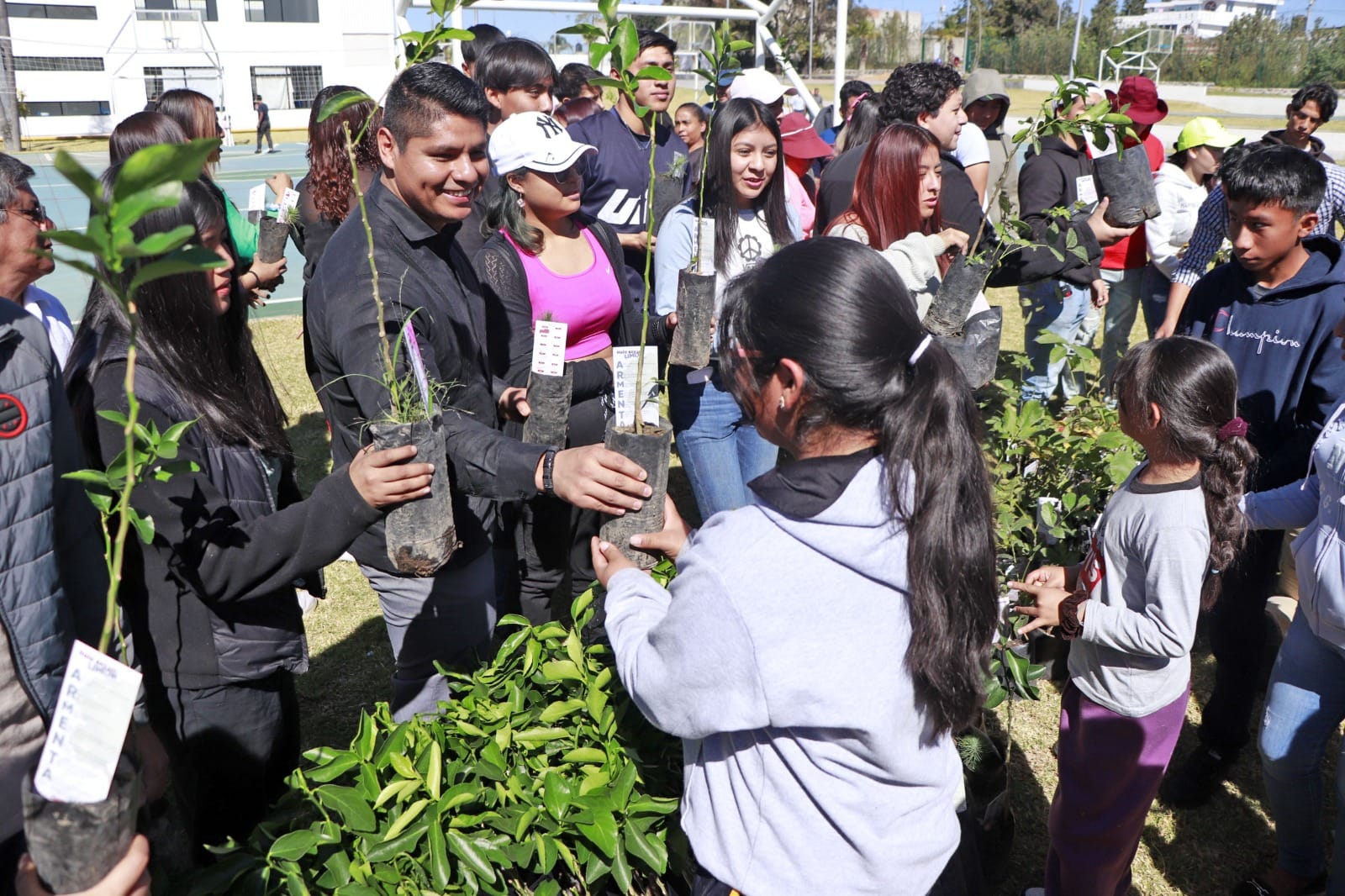 Omar Muñoz promueve siembra de árboles en San Lorenzo Almecatla