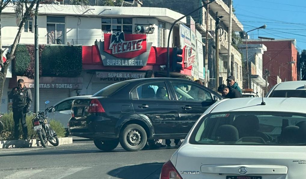 Por: Cortesía Accidente en la Recta a Cholula: motociclista herido y tráfico intenso