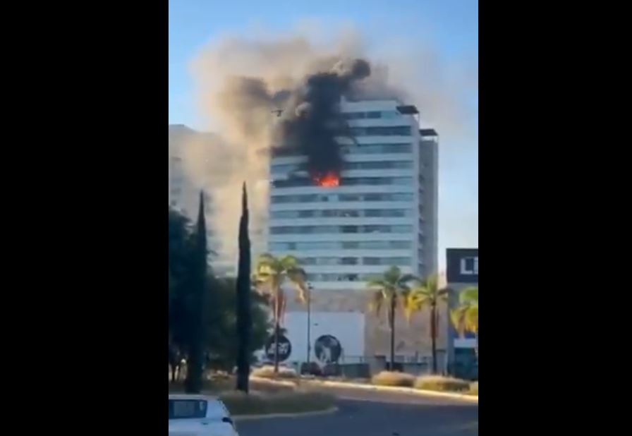 Por: Cortesía Fuerte incendio en Angelópolis: edificio evacuado y un herido leve