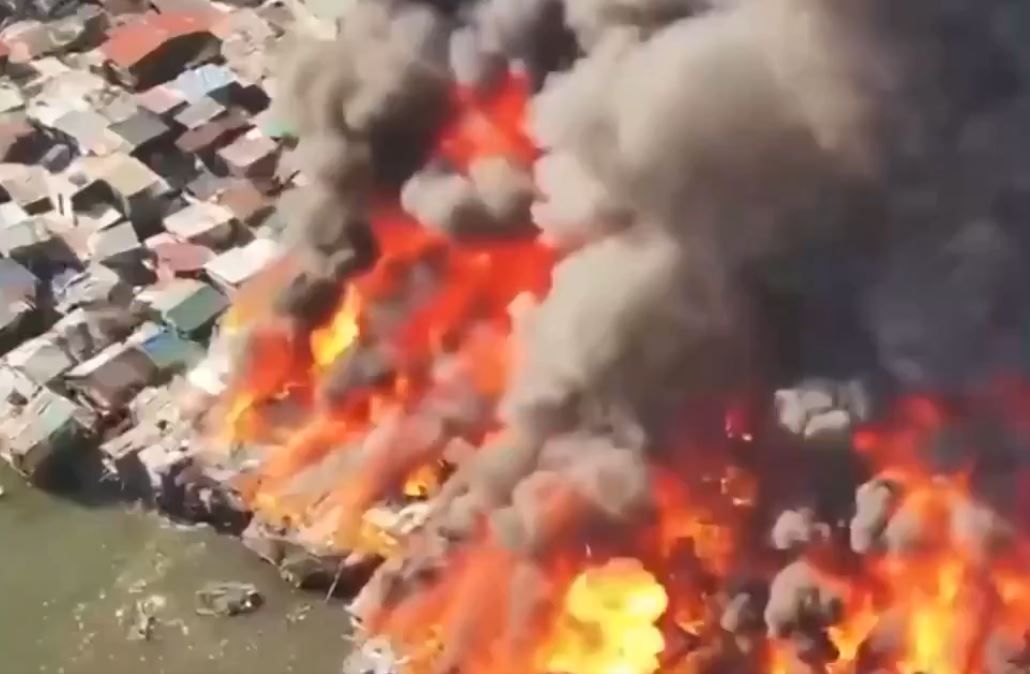 Por: Cortesía Gran incendio en Manila destruye 1,000 hogares y desplaza a 3,000 personas