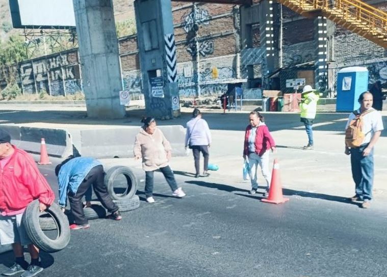 Por: Cortesía Bloqueo en la Autopista México-Puebla: Manifestantes exigen trolebús
