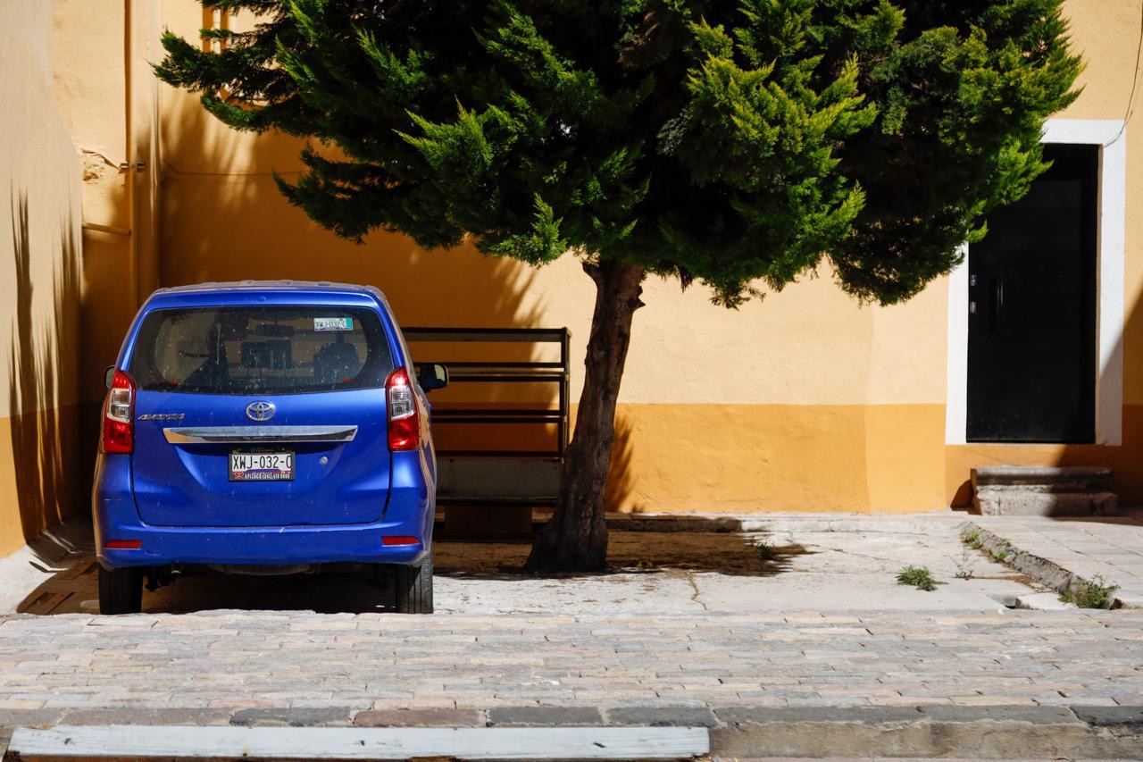 Por: Cortesía Indignación en Tlaxcala: ¡Estacionan autos junto al templo histórico!