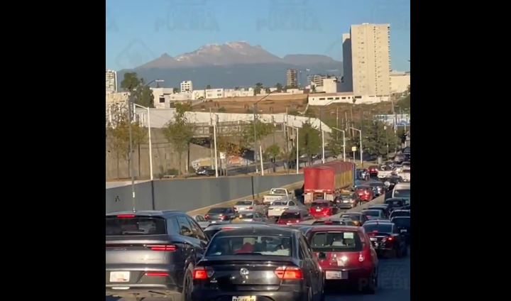 Por: Cortesía Impactante choque entre patrulla y taxi en Puebla deja un muerto