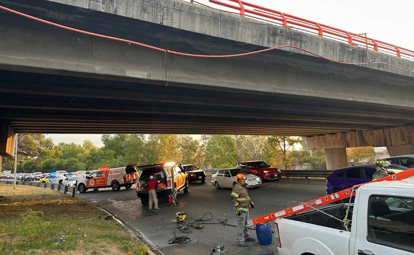 Por: Cortesía Accidente en Puente Constituyentes: Dos personas heridas tras caída de vehículo