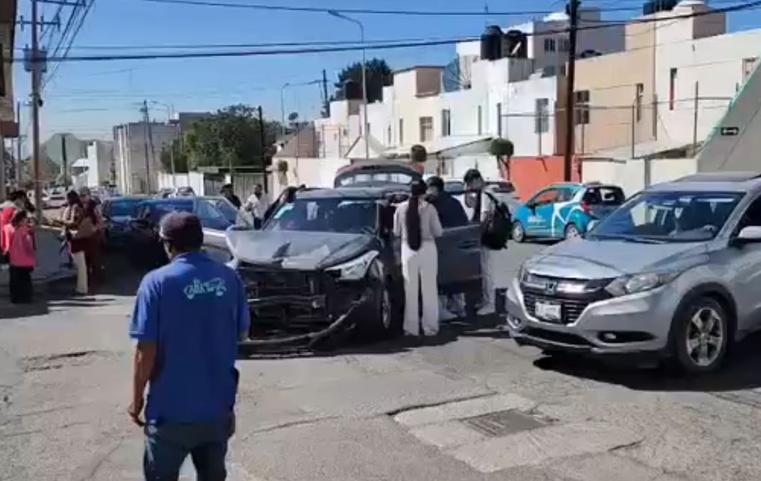 Foto: Cortesía Accidente en 37 Sur y 21 Poniente causa congestión vial en Puebla