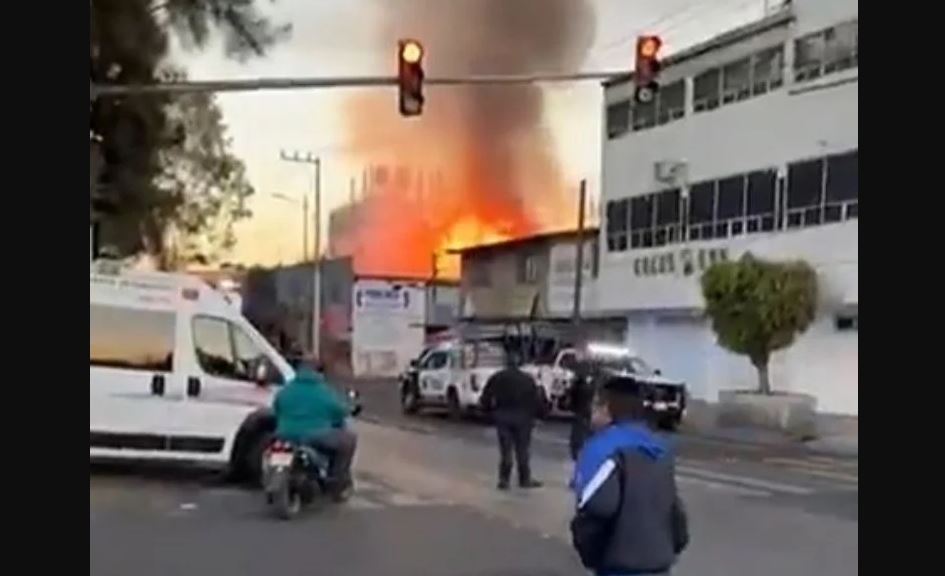 Foto: Cortesía Incendio en Nezahualcóyotl afecta maderería y suspende Mexibús