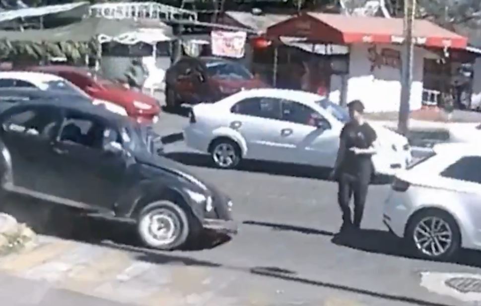Foto: Cortesía ¡Insólito! Joven se salva de ser atropellado por auto sin frenos en Naucalpan