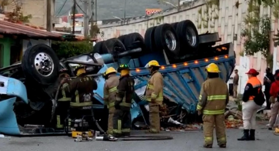 Trágico accidente en Guerrero: camión de verduras cae de puente elevado