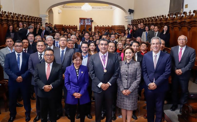 Foto: Cortesía Sergio Salomón recibe la Medalla "Melchor de Covarrubias" por la BUAP
