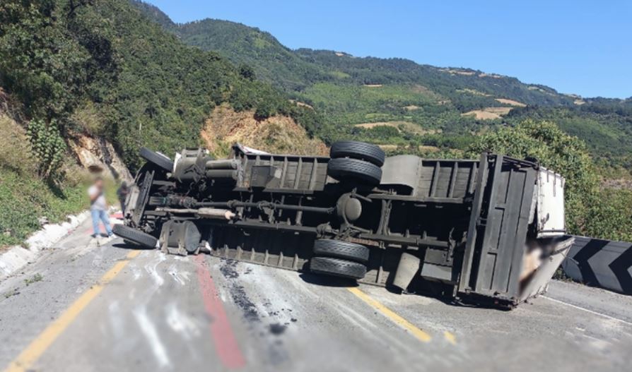 Foto: Cortesía Accidente en Puebla-Córdoba: cierre intermitente por volcadura de tráiler