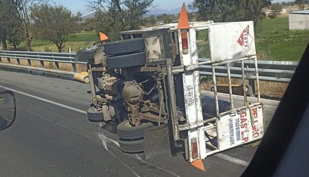 Foto: Cortesía Volcadura de camión con tanques de gas en la autopista México-Querétaro