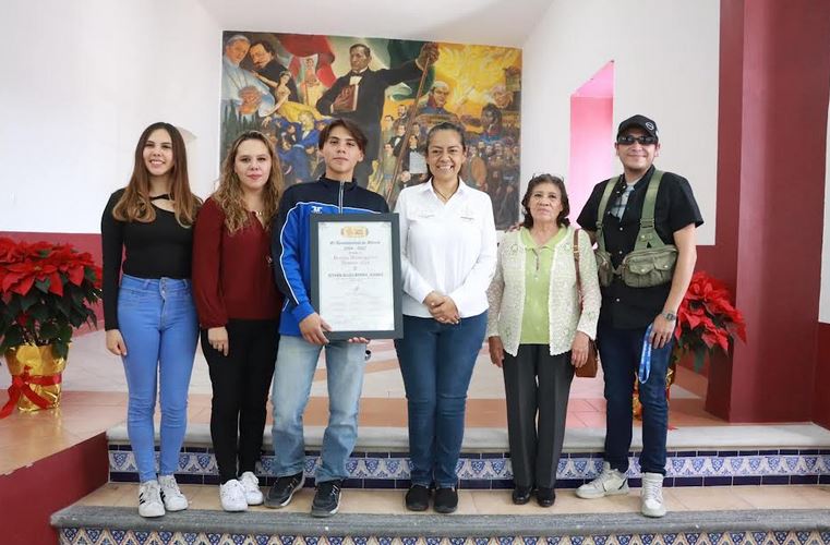 Foto: Cortesía Ariadna Ayala premia al joven taekwondista Elios Berra Juárez en Atlixco