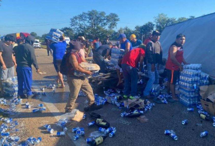 Foto: Cortesía Vecinos aprovechan accidente en Tepakán para robar latas de cerveza