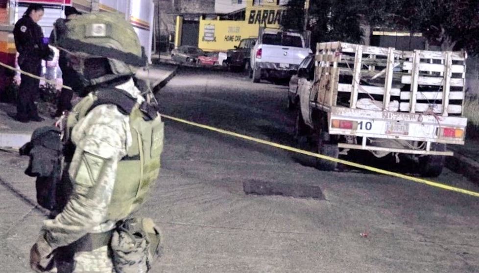 Por: Cortesía Hallan tres cuerpos en bolsas frente a la FGR en Chilpancingo