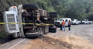 Por: Cortesía Volcadura de camión en Jalisco deja tres muertos y cinco heridos