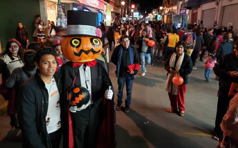 Por: Cortesía Niños desafiaron la lluvia por la calaverita en un caótico Chiautempan
