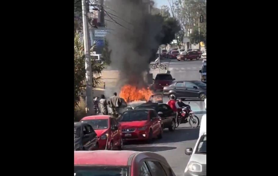 Foto: Cortesía Incendio en la 11 Sur de Puebla: Automóvil en llamas causa alarma