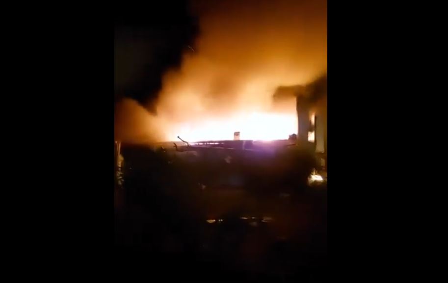 Foto: Cortesía Comando armado incendia motel en Culiacán y dispara contra la fachada