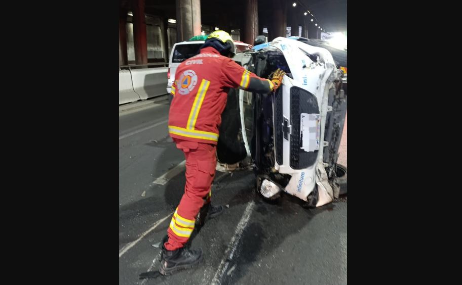 Foto: Cortesía Volcadura en Distribuidor Juárez–Serdán afecta tránsito sin lesionados