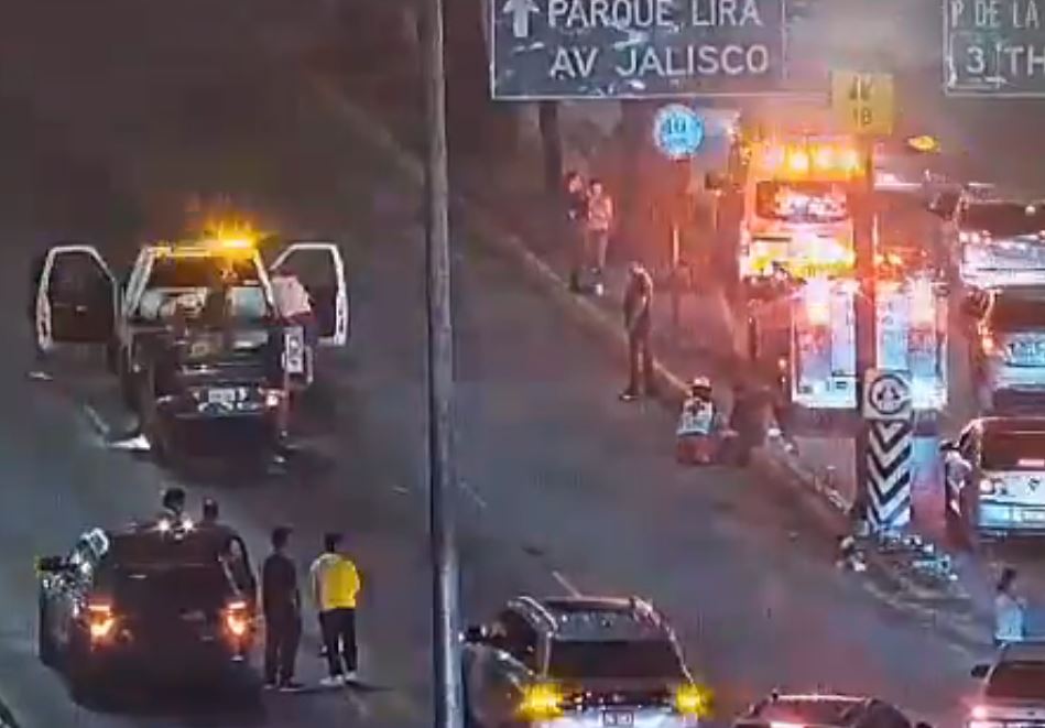 Por: Cortesía Accidente y volcadura en Circuito Interior CDMX provoca fuerte afectación vial
