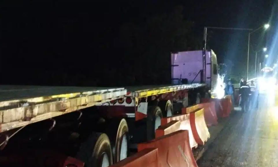 Por: Cortesía Chofer de tráiler se impacta en puente sobre el río Sinaloa; daños materiales
