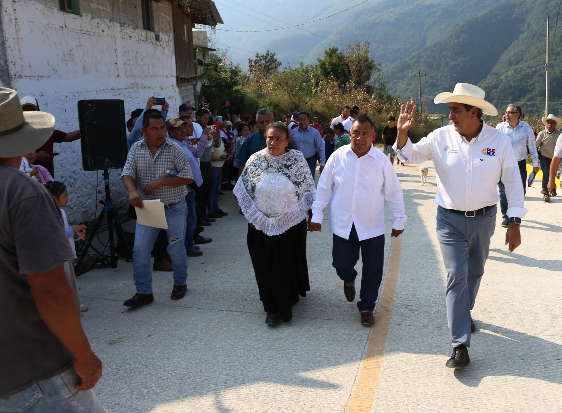 Por: Cortesía Gobernador entrega caminos en Chiconcuautla y Tepetzintla para el progreso
