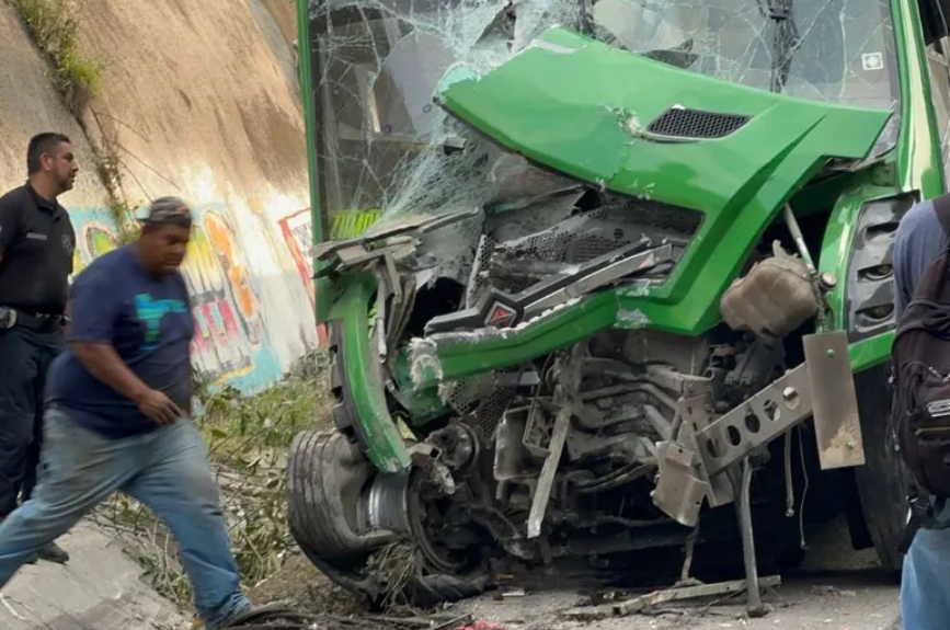 Por: Cortesía Accidente en la carretera México-Querétaro deja 8 heridos tras choque de camión de pasajeros