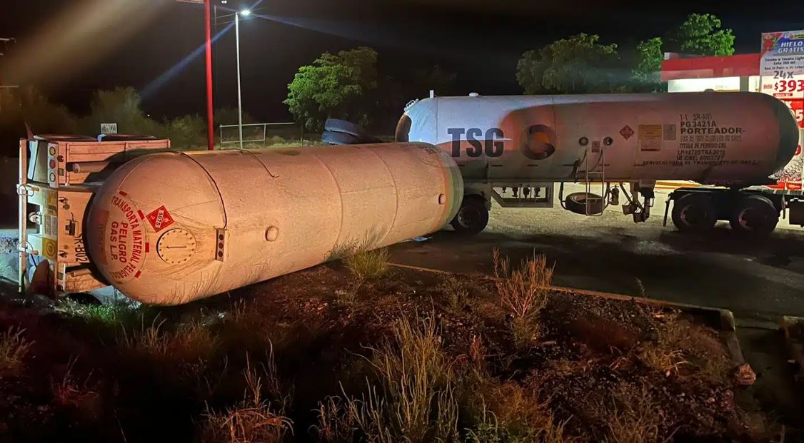 Por: Cortesía Pipa volcada en la México 15: accidente sin heridos moviliza emergencias