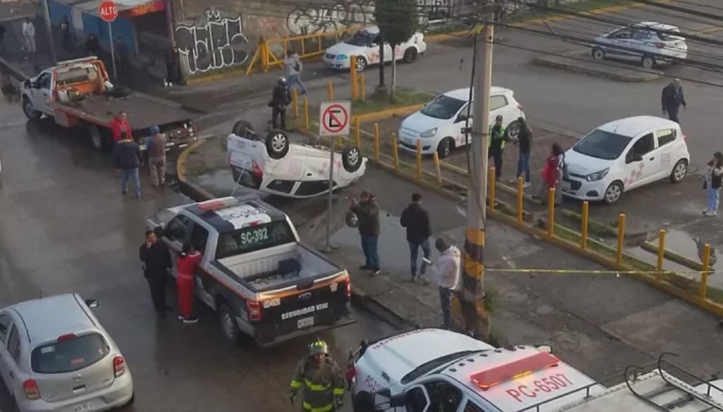 Por: Cortesía Vuelca taxi en López Portillo, generando caos vial en Coacalco y Ecatepec
