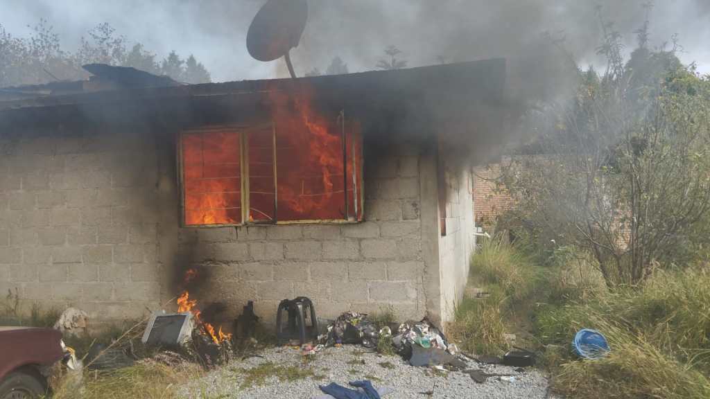 Por: Especial  Solo daños materiales tras incendio de domicilio en Atlahapa