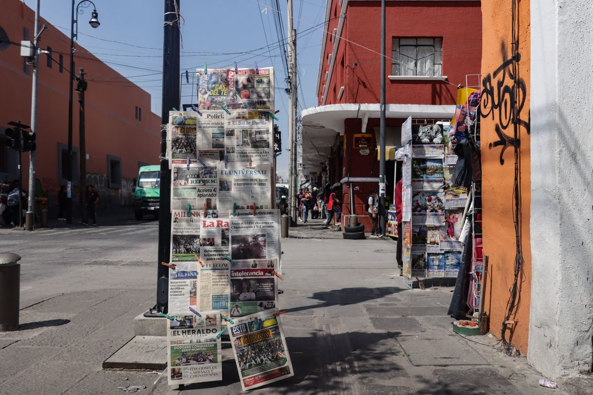 Ayuntamiento de Puebla retira casetas de periódicos sin permisos en el Centro Histórico