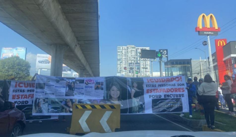 Por: Cortesía Manifestantes bloquean Periférico Sur en Álvaro Obregón por estafa automotriz