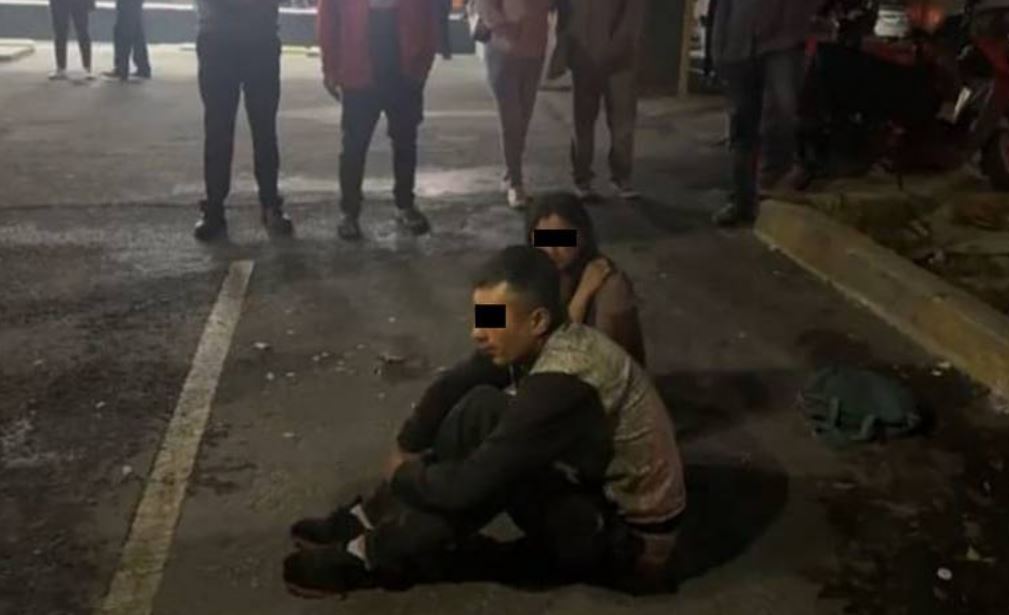 Por: Cortesía Pobladores de Tecamachalco retienen y golpean a presuntos ladrones de tienda
