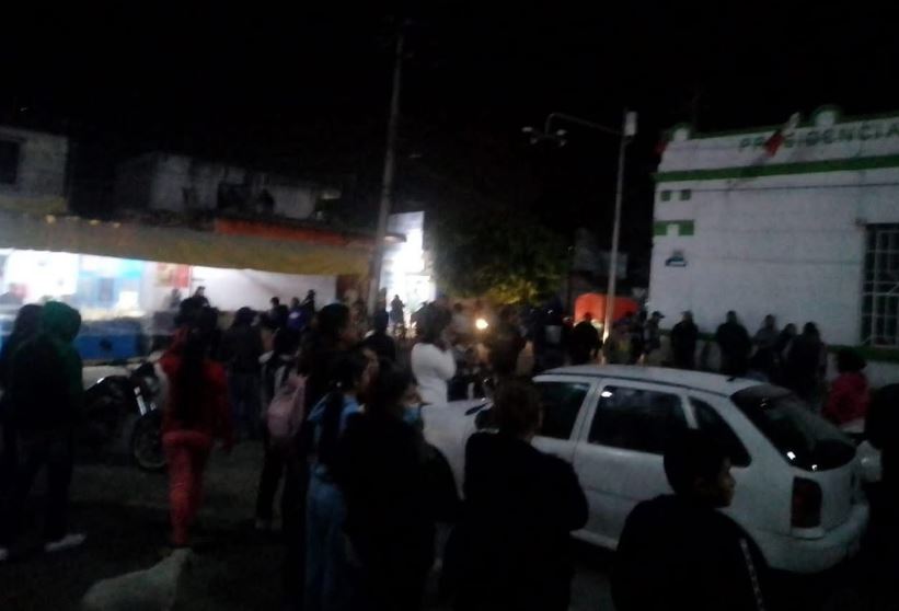 Por: Cortesía Intento de linchamiento en Tepatlaxco: Policía rescata a presuntos ladrones
