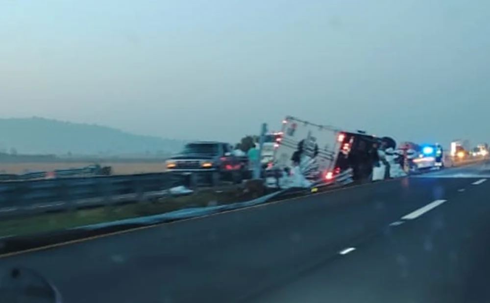 Por: Cortesía Accidente en la autopista México-Tulancingo: tráiler volcado y rapiña