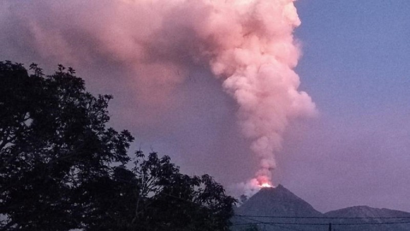 Por: Cortesía Erupción del volcán Lewotobi Laki Laki en Indonesia provoca evacuación masiva y medidas de reubicación