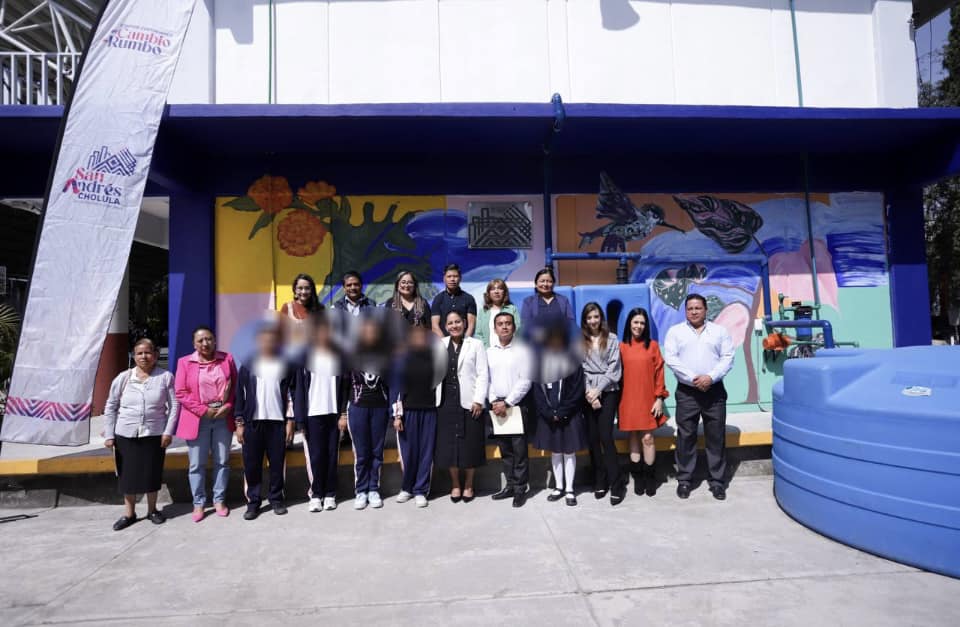 Por: Cortesía Lula Pineda Entrega de Instalación de Mecanismo de Captación de Agua de Lluvia y Mural Artístico en la Comunidad Escolar