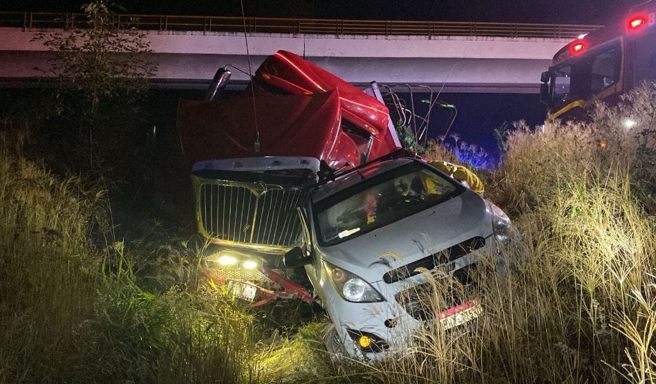 Por: Cortesía Accidente entre tráiler y auto en autopista Siglo XXI deja dos heridos