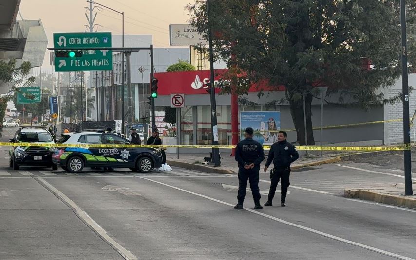 Mujer fallece tras lanzarse de puente en Calzada Zaragoza; cierre vial en Puebla