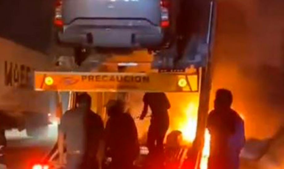 Por: Cortesía Incendio de tráiler nodriza en autopista Siglo XXI deja daños materiales graves
