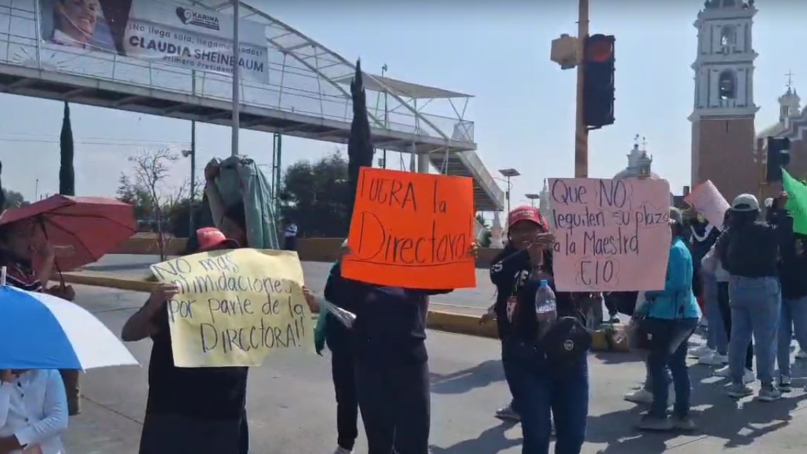 Por: Cortesía Padres de familia logran destitución de directora tras protesta en Puebla