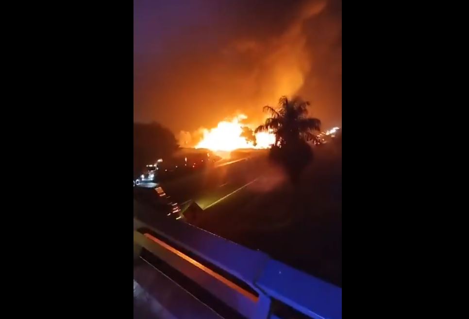 Por: Cortesía Incendio masivo en Veracruz por volcadura de pipa; conductor herido