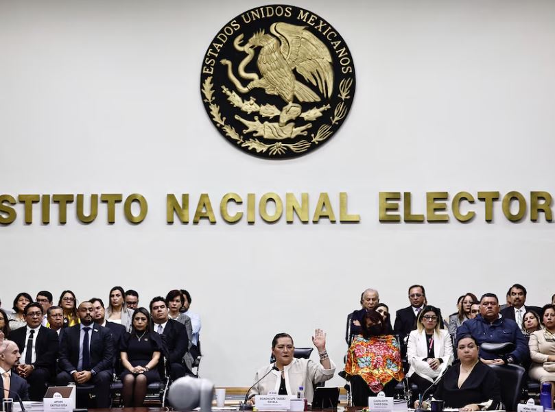 Por: Cortesía Sheinbaum critica aumento del presupuesto del INE y pide transparencia