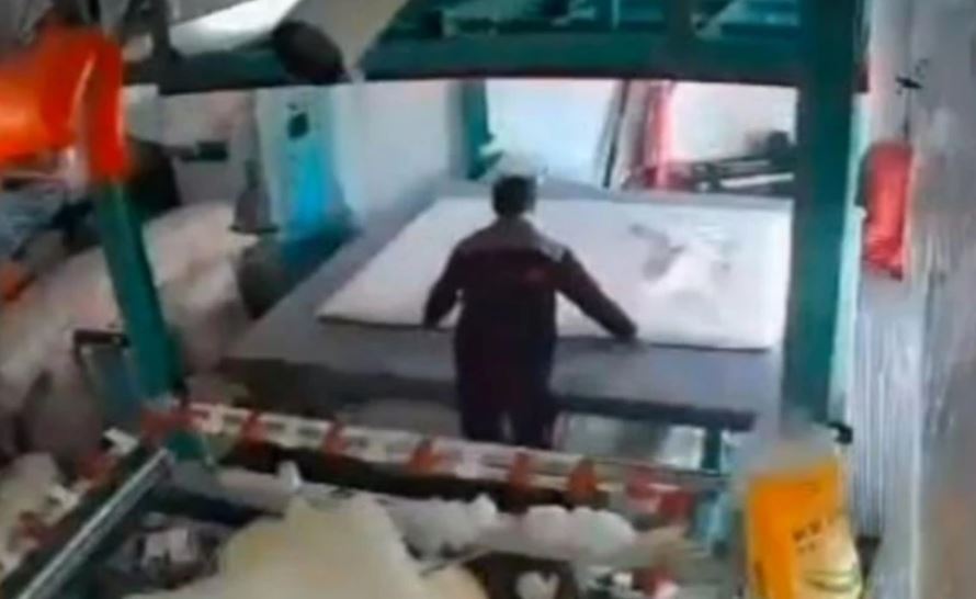 Por: Cortesía Milagro en China: trabajador sobrevive tras ser aplastado por prensa industrial